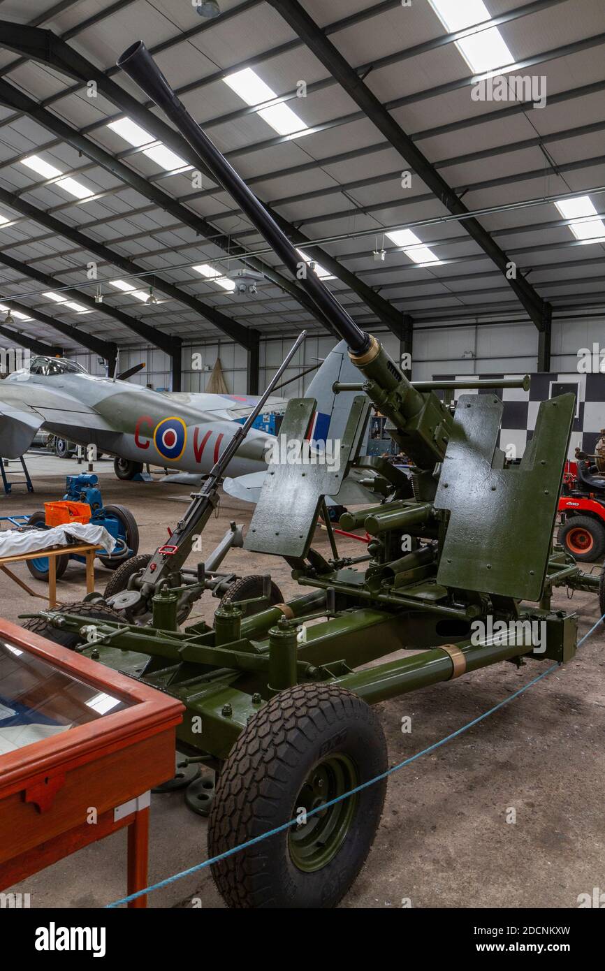 Eine 40mm-Schnellfeuerung-Luftwaffe aus dem Zweiten Weltkrieg, Lincolnshire Aviation Heritage Museum, East Kirkby, Spilsby, Lincs, Großbritannien. Stockfoto