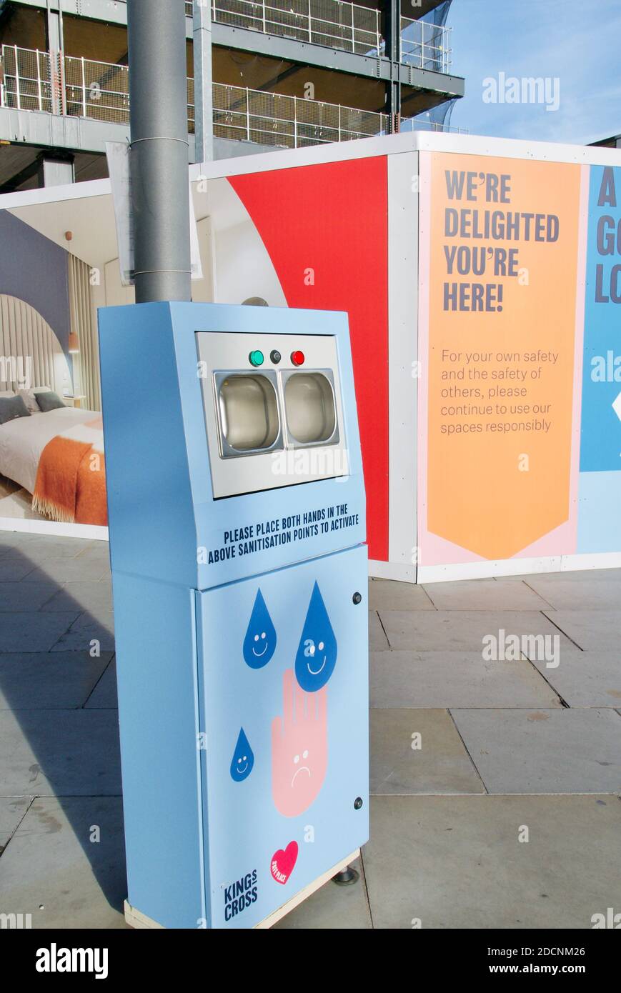 Öffentliche Händedesinfektionsmittel sinken in der Kings Cross-Entwicklung und fördern regelmäßiges Händewaschen, um die Ausbreitung von Kovid19 während der Pandemie zu verhindern. Stockfoto