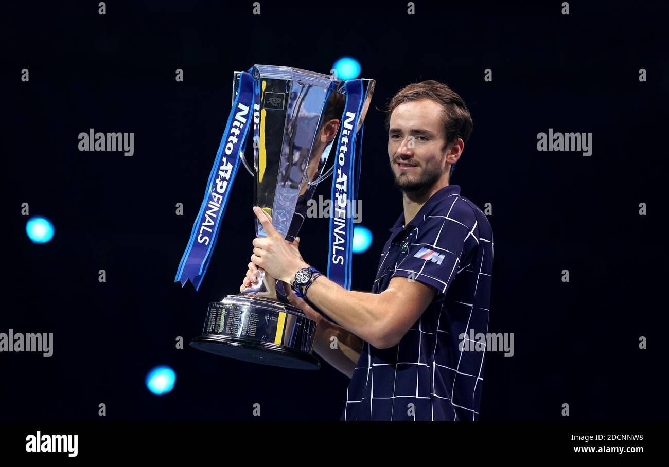 Daniil Medvedev posiert mit Trophäe nach dem Gewinn des Einzel-Finale am achten Tag des Nitto ATP Finals in der O2 Arena, London. Stockfoto