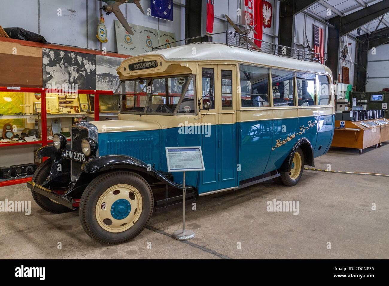 A Bedford WLG Coach 1931, Lincolnshire Aviation Heritage Museum, East Kirkby, Spilsby, Lincs, Großbritannien. Stockfoto