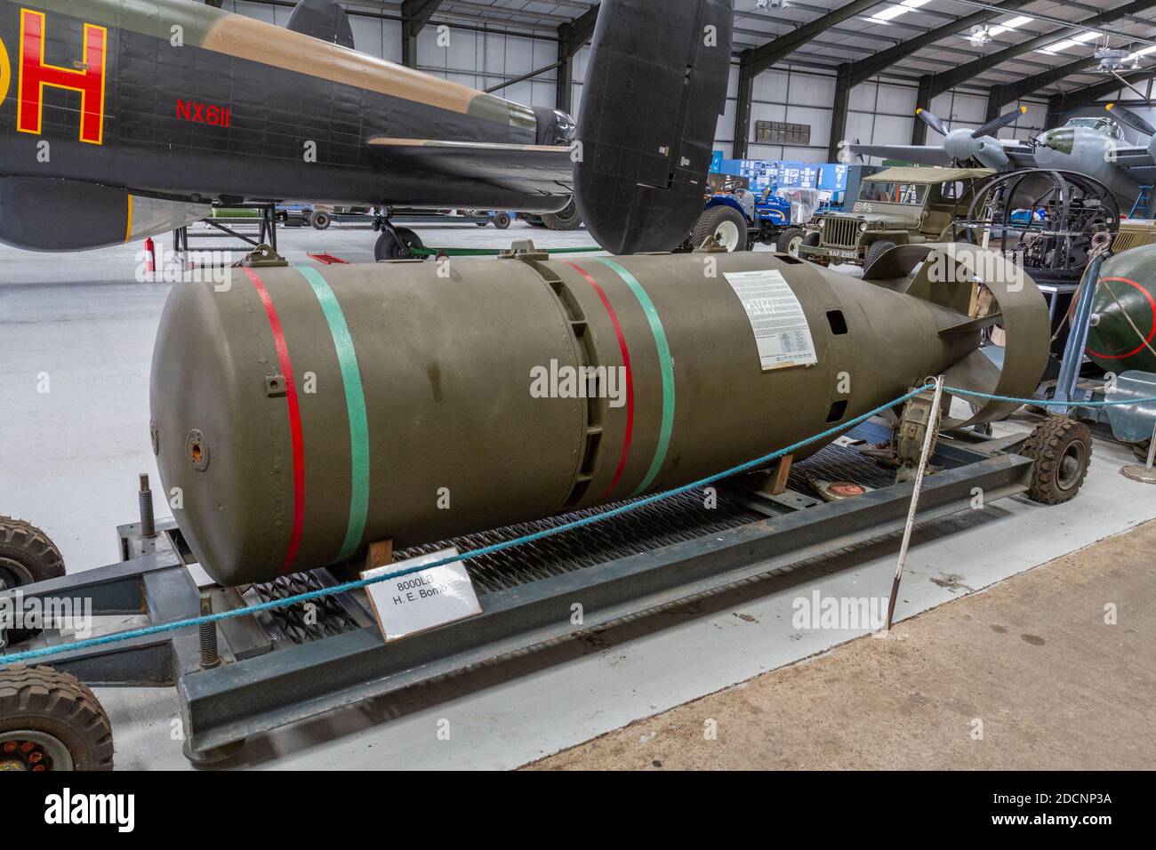 Eine 8.000 Pfund schwere Bombe, Lincolnshire Aviation Heritage Museum, East Kirkby, Spilsby, Lincs, Großbritannien. Stockfoto