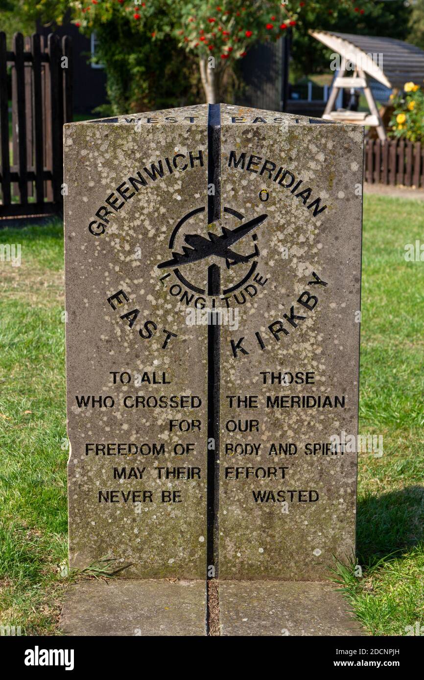 Greenwich Meridian Marker (die durch RAF East Kirkby passiert), Lincolnshire Aviation Heritage Museum, East Kirkby, Spilsby, Lincs, Großbritannien. Stockfoto