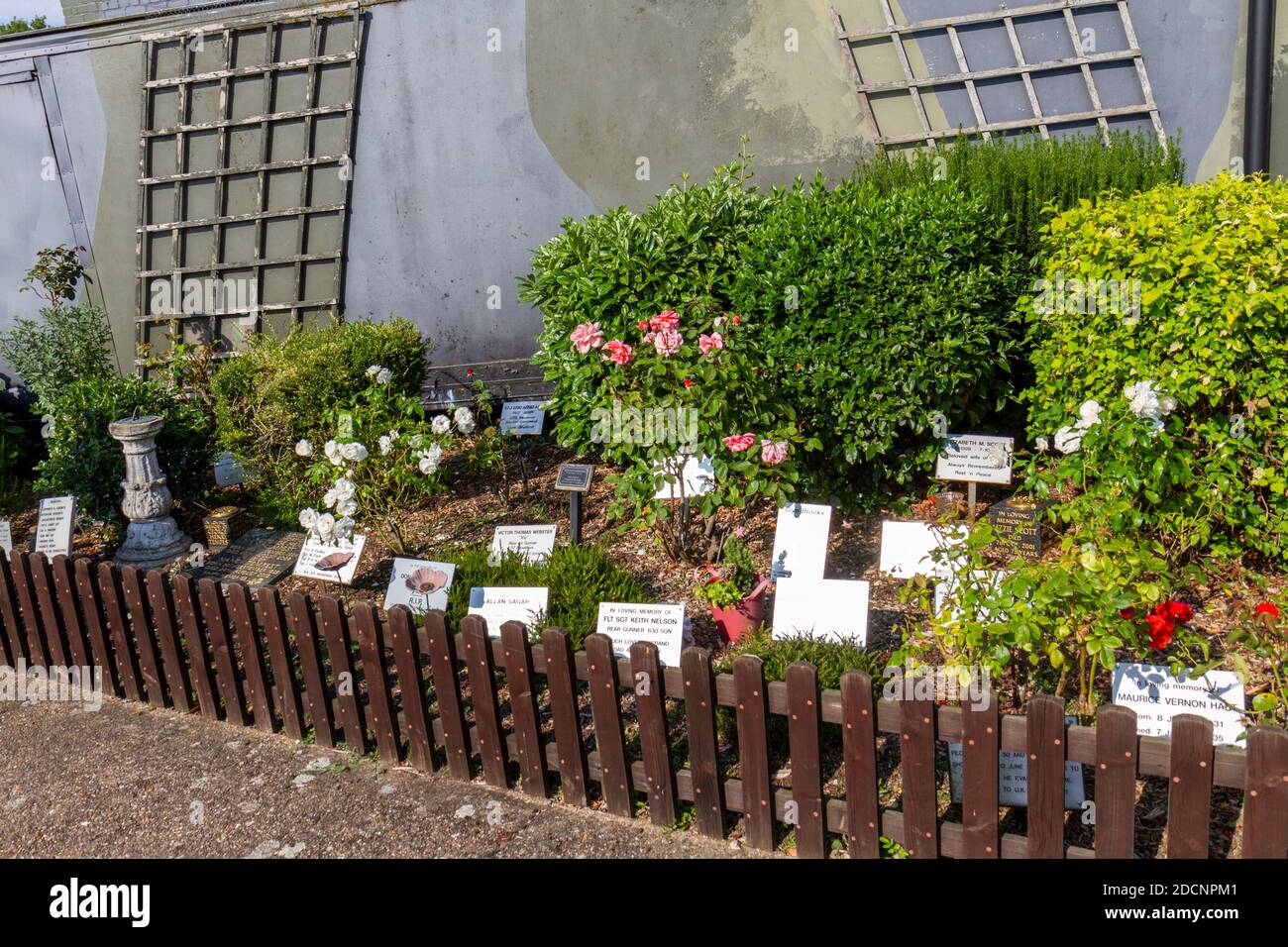 Gedenkgarten für diejenigen, die während des Zweiten Weltkriegs im RAF East Kirkby, Lincolnshire Aviation Heritage Museum, East Kirkby, Spilsby, Lincs, Großbritannien gedient haben. Stockfoto