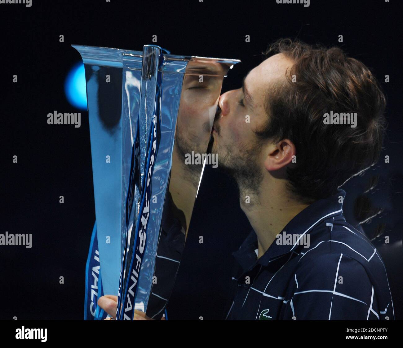 London, Großbritannien. November 2020. London 02 Arena Nitto ATP Finals Day 8 22/11/2020 Einzel Finale Daniil Medvedev (RUS) mit Nitto ATP Masters Trophy London 2020 Credit: Roger Parker/Alamy Live News Stockfoto