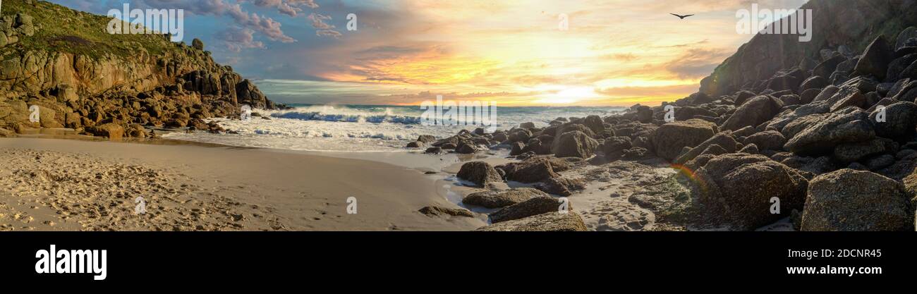 Ein Blick auf einen Cornwall Strand bei Sonnenuntergang, mit den Wellen, die auf die Felsen krachen. Porthgwarra Beach, gedreht im November. Stockfoto
