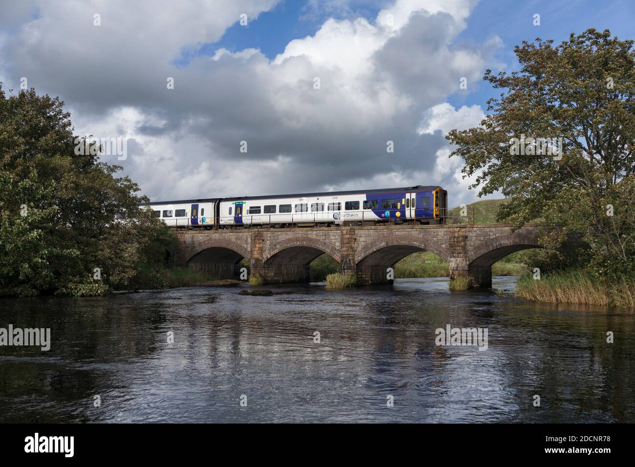 Northern Rail Klasse 158 Sprinterzug über das Eisenbahnviadukt bei Helwith Bridge, auf der Linie Yorkshire, Großbritannien Stockfoto