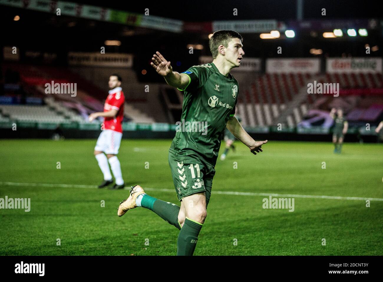 Vejle, Dänemark. November 2020. Mikael Uhre (11) aus Brondby IF erzielt ein Tor, das während des 3F Superliga-Matches zwischen Vejle Boldklub und Brondby IF im Vejle Stadion in Vejle nicht erlaubt war. (Foto Kredit: Gonzales Foto/Alamy Live News Stockfoto