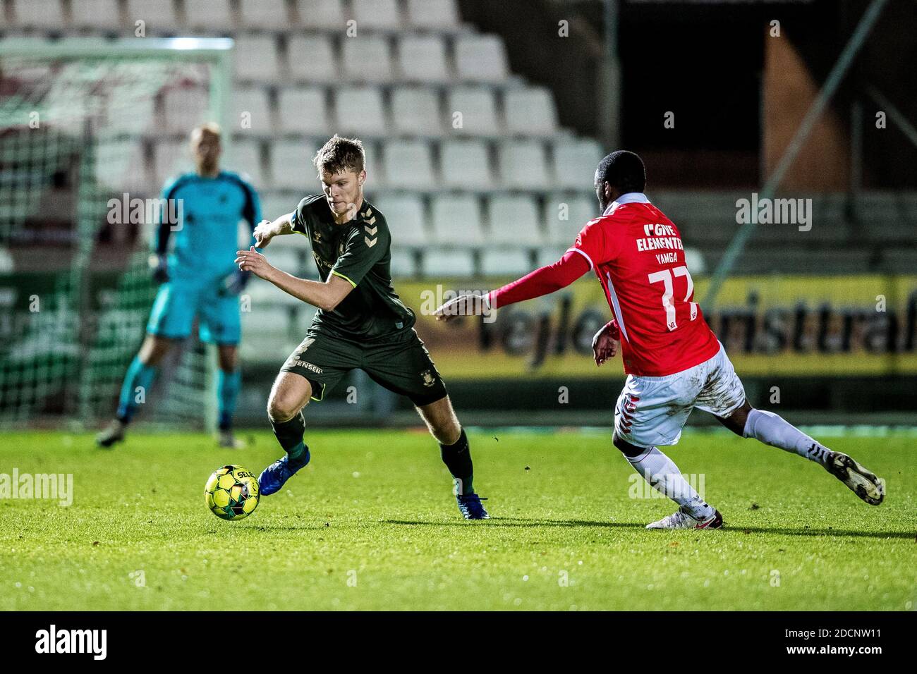 Vejle, Dänemark. November 2020. Kevin Yamga (77) von Vejle Boldklub und Sigurd rosted (4) von Broendby während des 3F Superliga-Matches zwischen Vejle Boldklub und Brondby IF im Vejle Stadion in Vejle. (Foto Kredit: Gonzales Foto/Alamy Live News Stockfoto