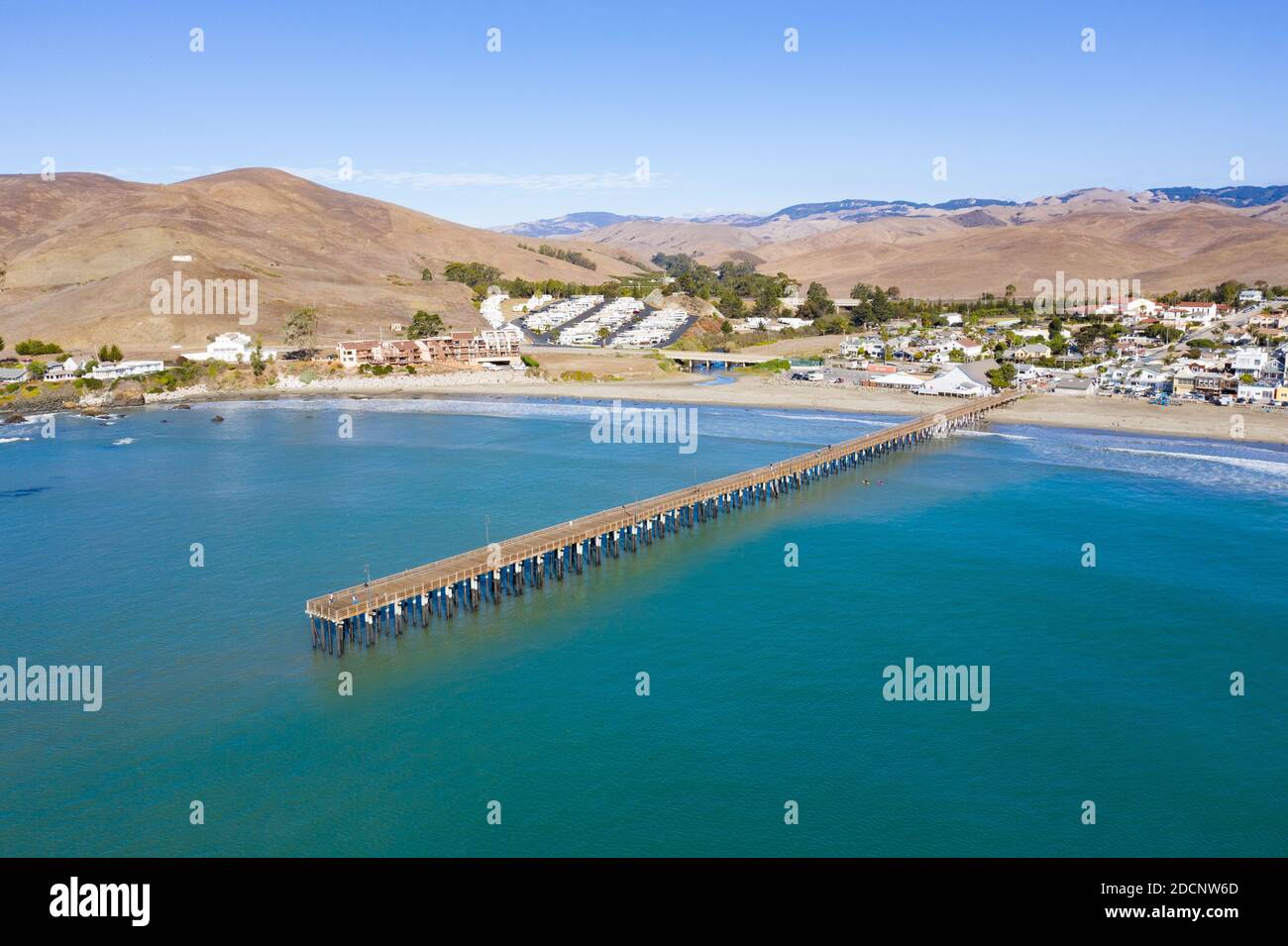 Ein langer Pier reicht bis an die Pazifikküste in der malerischen Stadt Cayucos, Kalifornien. Diese Region im Zentrum Kaliforniens ist bekannt für seine malerische Küste. Stockfoto