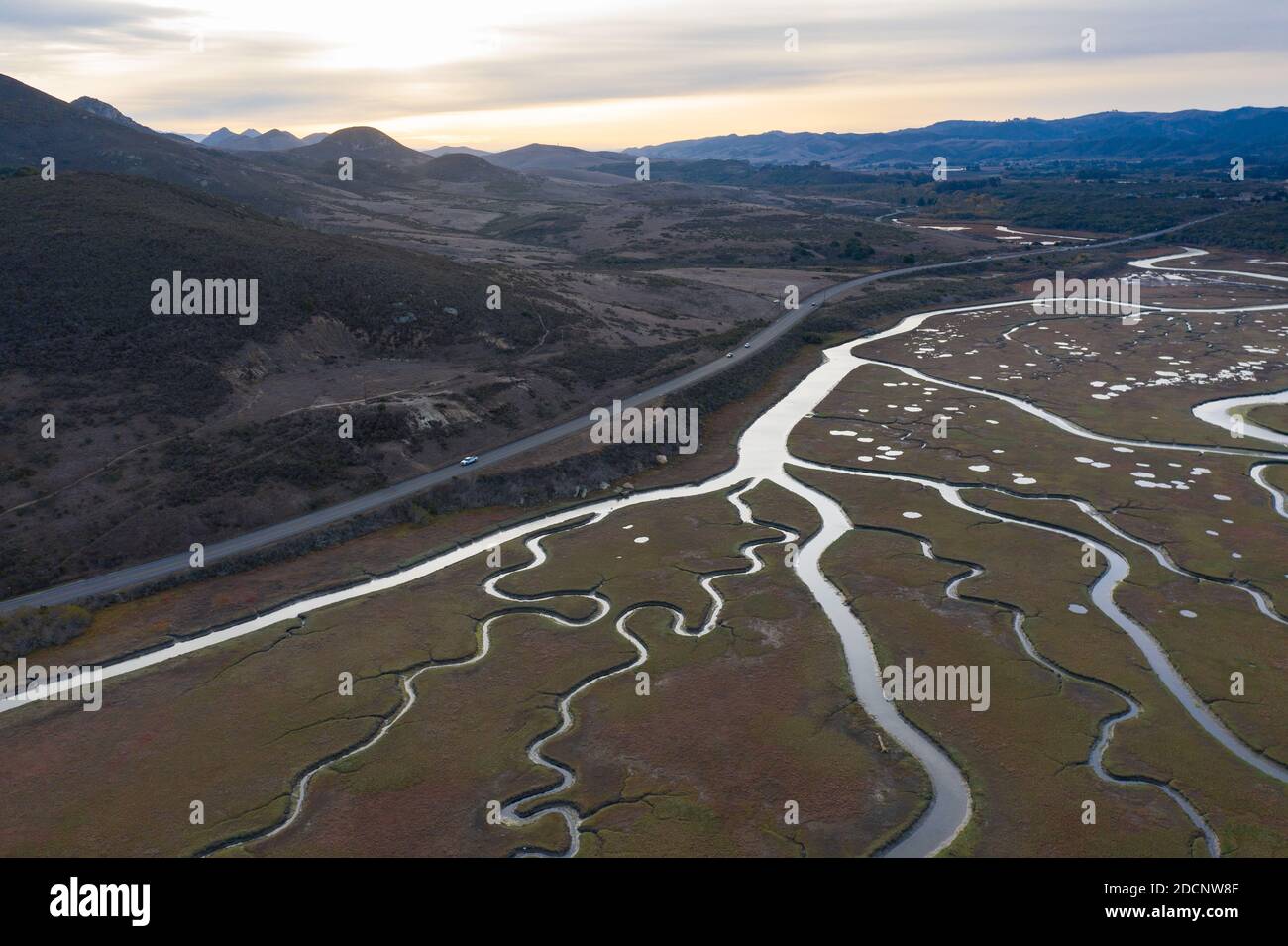 Schmale Kanäle schlängeln sich durch eine wunderschöne Mündung in Zentralkalifornien. Die Mündungen bilden sich, wenn sich der Frischwasserabfluss trifft und sich mit Meerwasser vermischt. Stockfoto