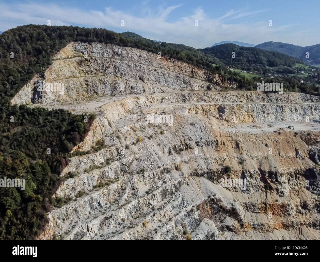 Luftdrohne Blick auf Steinbruch zwischen Bergen Stockfoto