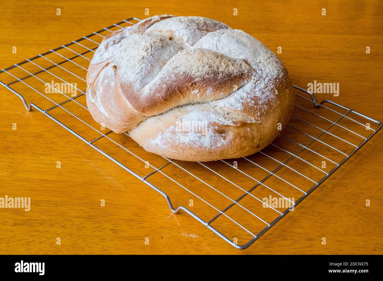 Frisch gebackenes Brot kühlen auf einem Drahtgitter Stockfoto