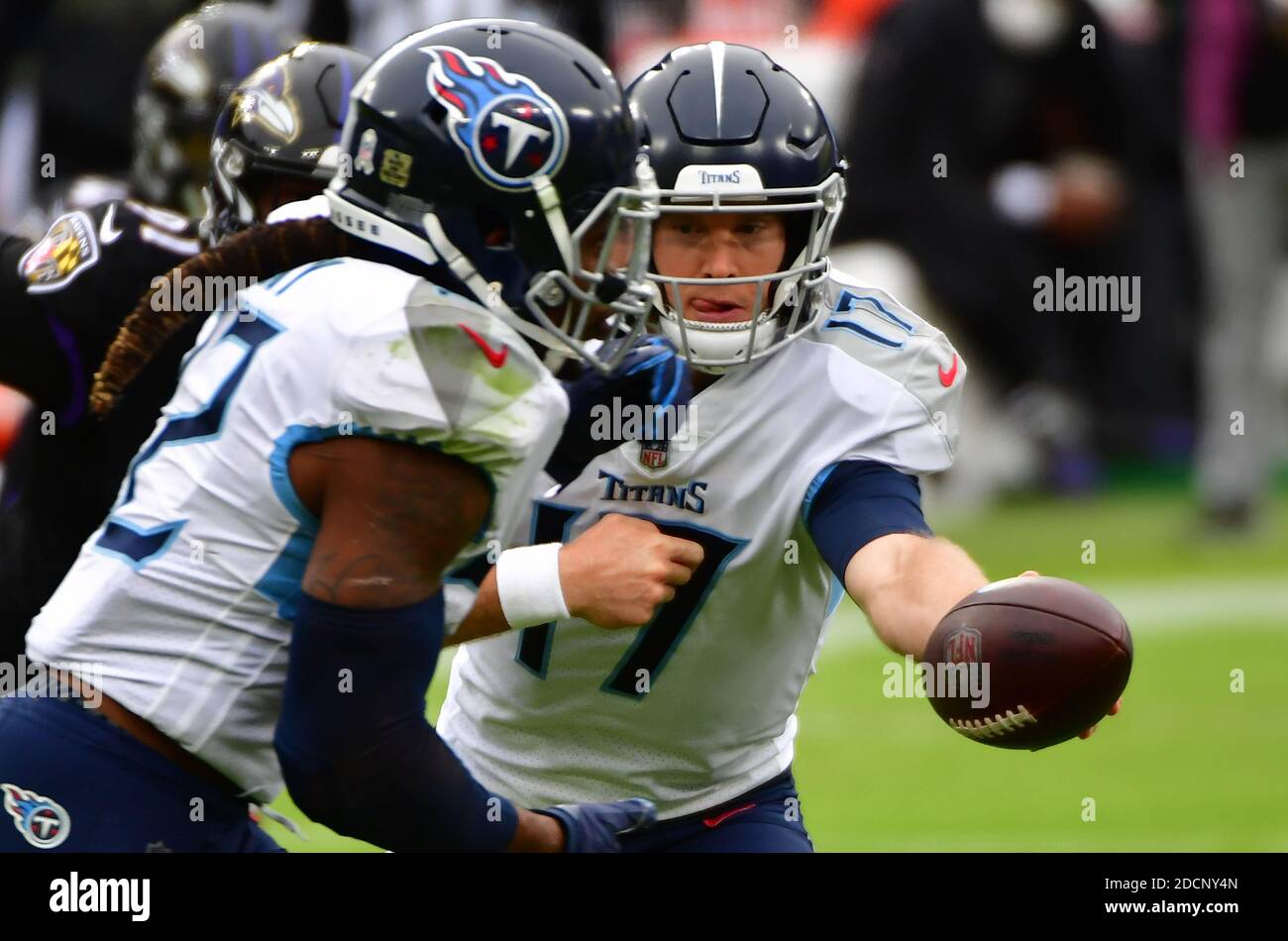 Baltimore, Usa. November 2020. Tennessee Titans Quarterback Ryan Tannehill (17) läuft in der ersten Spielhälfte gegen die Baltimore Ravens im M&T Bank Stadium in Baltimore, Maryland, am Sonntag, den 22. November 2020, gegen Derrick Henry (22). Foto von David Tulis/UPI Credit: UPI/Alamy Live News Stockfoto