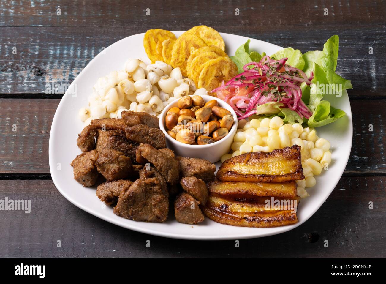 Eine Nahaufnahme von gegrilltem Fleisch mit Knoblauch, gebratenen ...