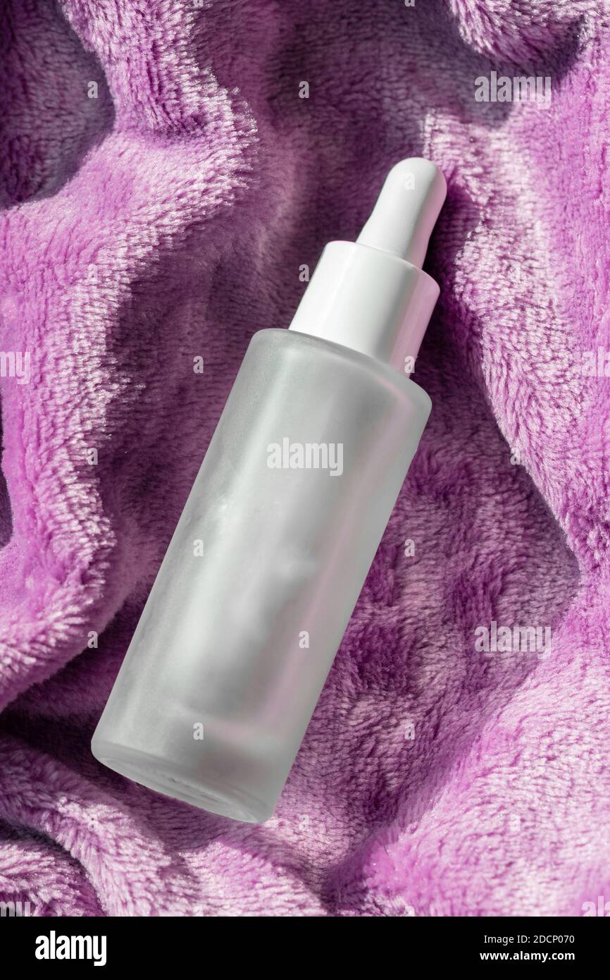 Winterpflege feuchtigkeitsspendende Kosmetik, Serum mit Peptid und Kollagen Essenz in transparenter Tinktur auf unscharfe Oberfläche. Beauty-Produkt Mockup-Paket Stockfoto