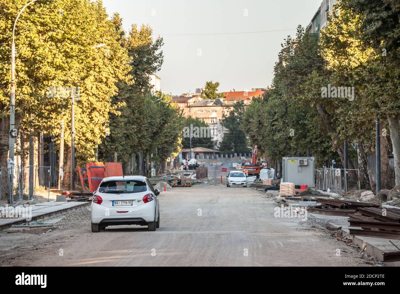 BELGRAD, SERBIEN - 28. AUGUST 2020: Auto auf der cara dusana Straße in Belgrad geparkt, unbefestigt während einer Baustelle zu renovieren und zu rekonstruieren Stockfoto