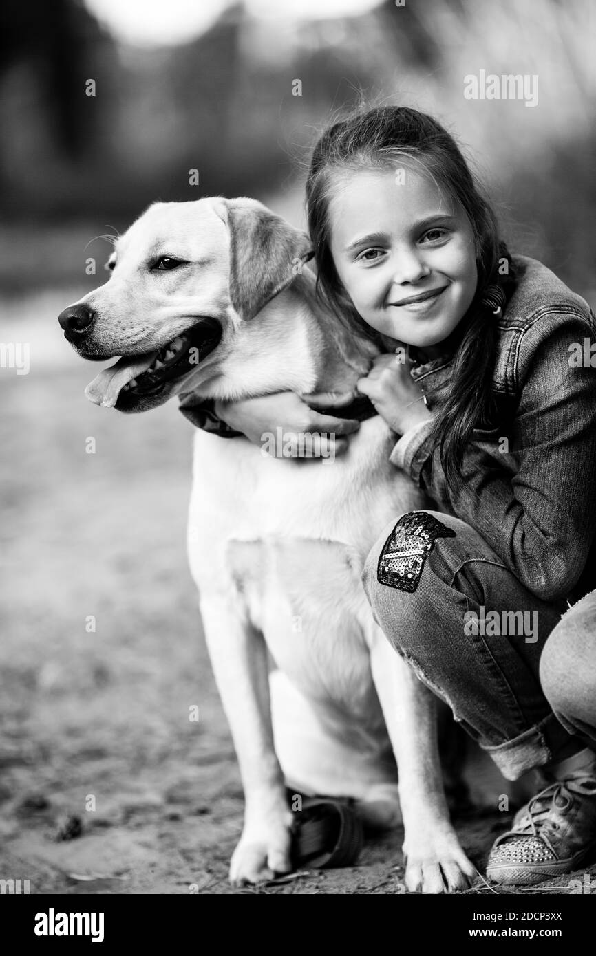 Porträt eines Mädchens mit ihrem Hund. Schwarzweiß-Foto. Stockfoto