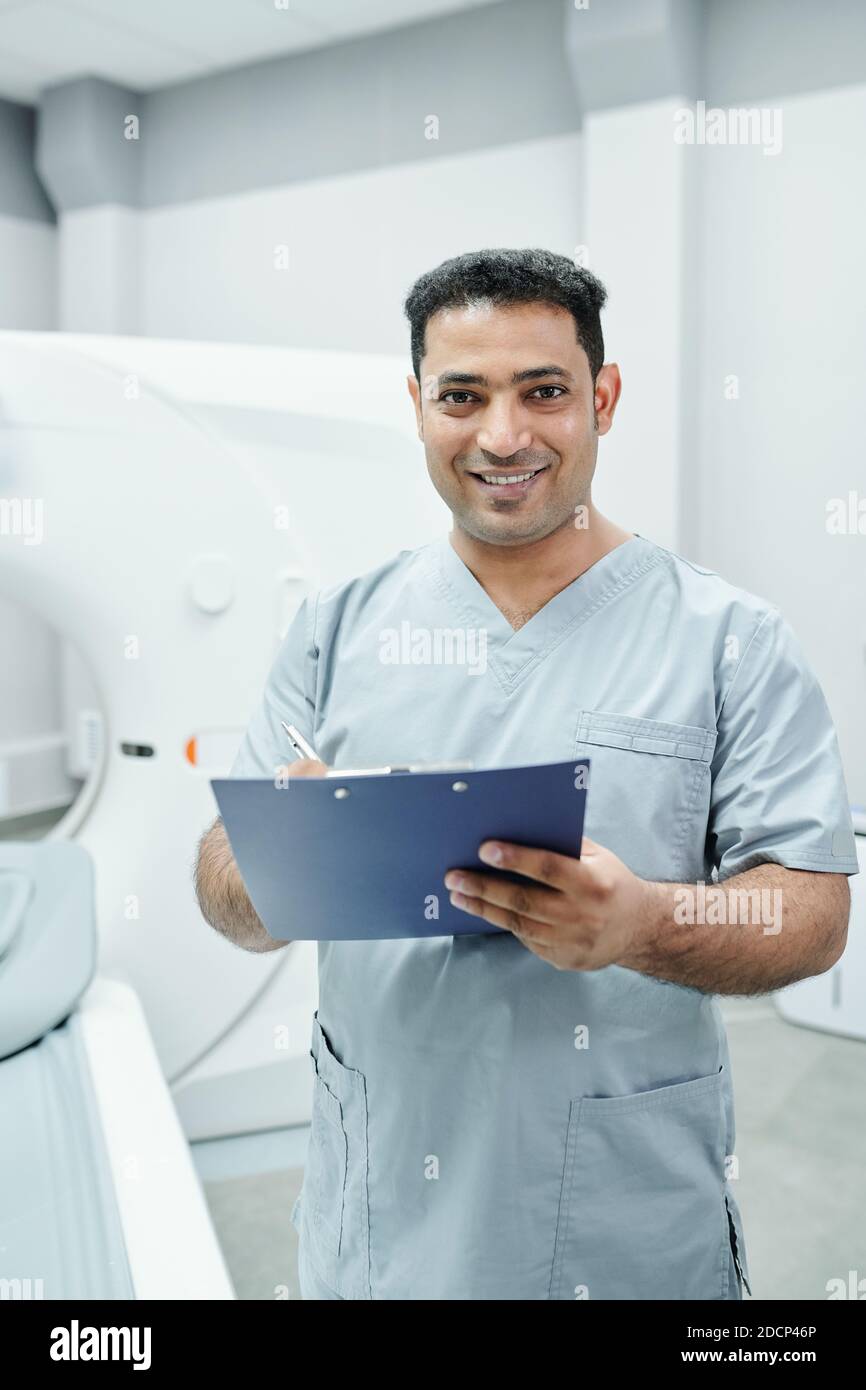 Erfolgreiche Mixed-Race männlichen Arzt in Uniform Notizen in der Medizin Dokument Stockfoto