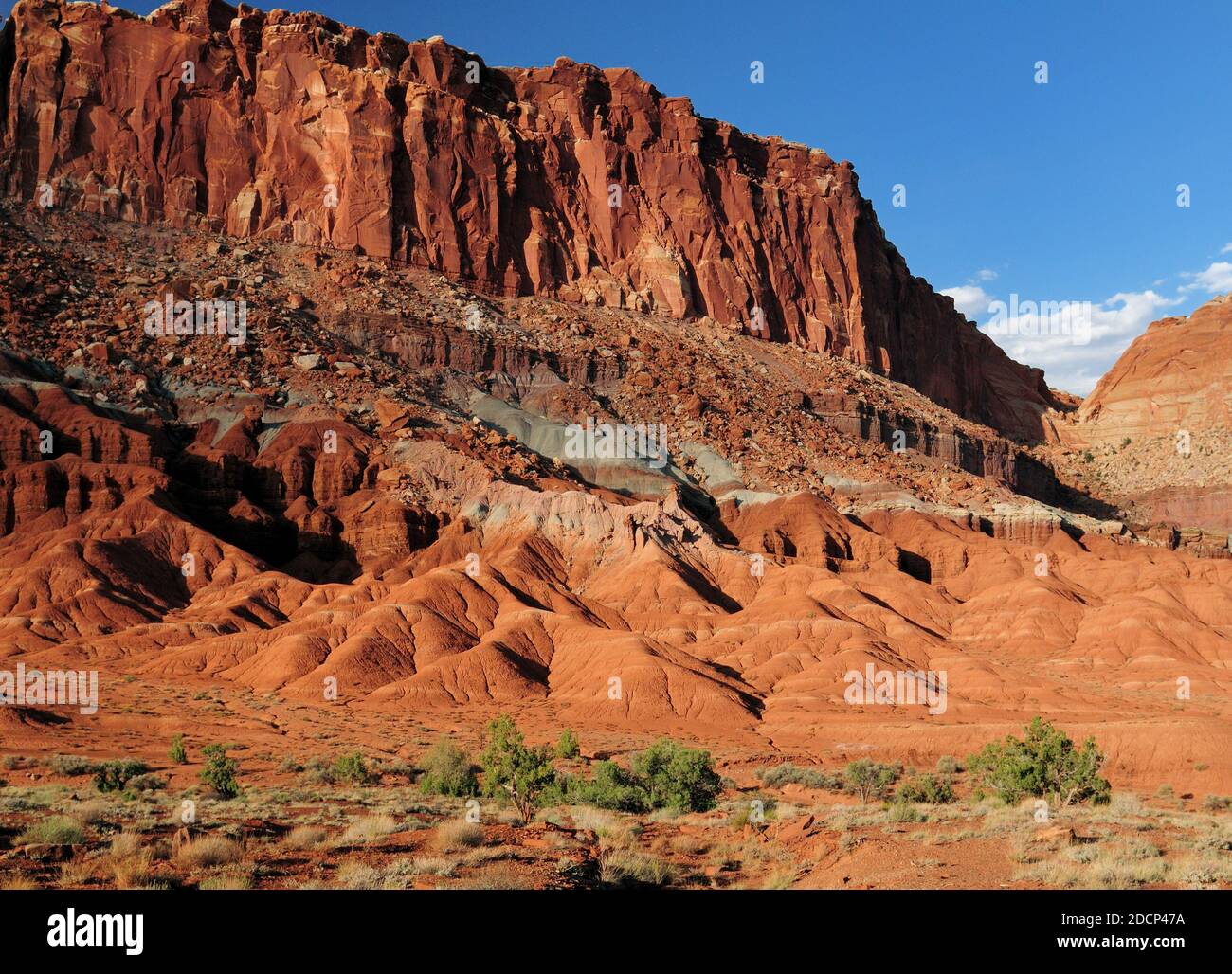 Blick auf EINE bunte Butte vom Scenic Drive Road Capitol Reef National Park am späten Nachmittag Sonne auf EINEM Sonniger Sommertag mit EINEM klaren blauen Himmel und EINEM Stockfoto