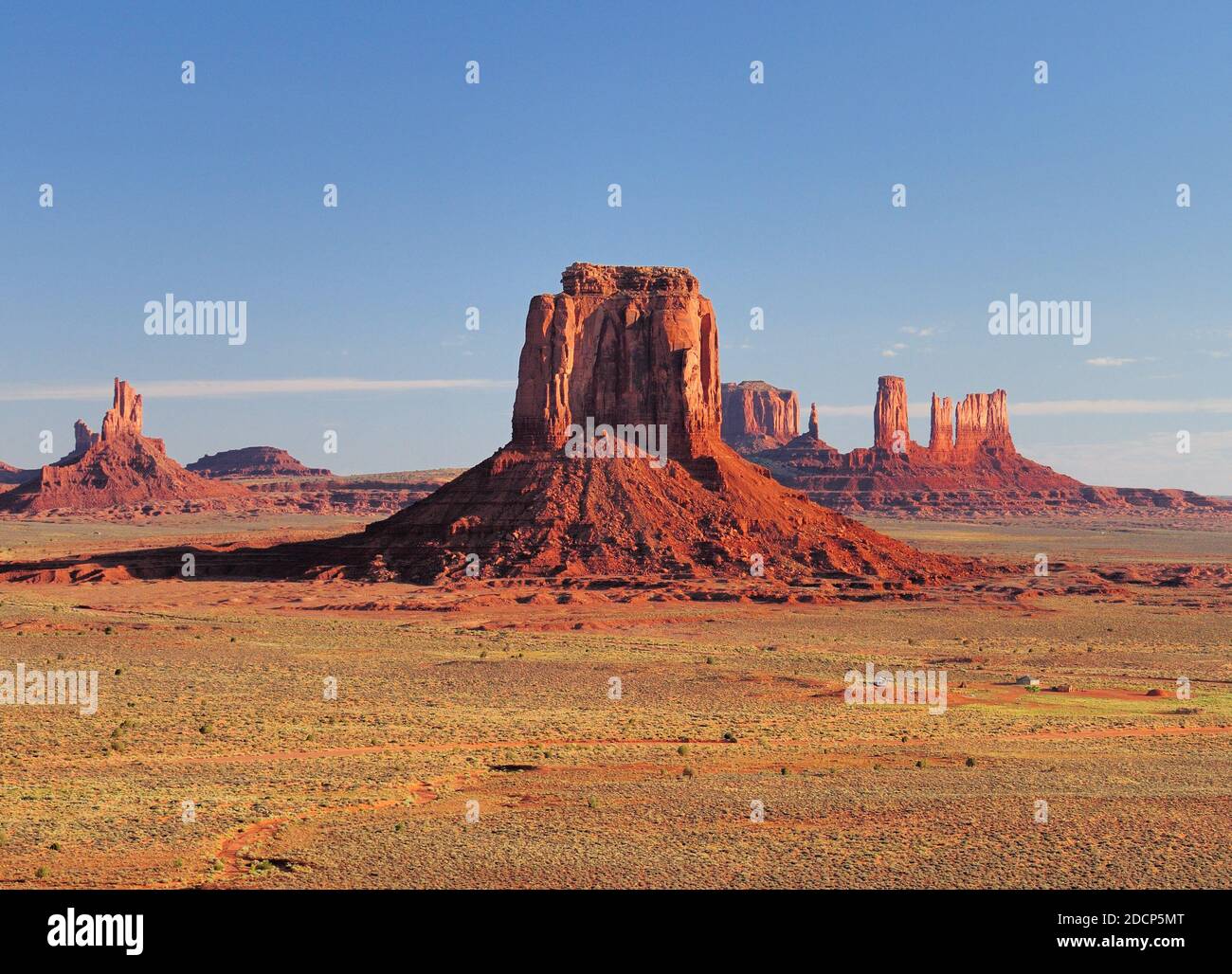 Blick Vom Artist Point Auf Die East Mitten Butte Im Monument Valley Arizona am Morgen auf EINEM Sonniger Sommertag mit KLAREM blauen Himmel Stockfoto