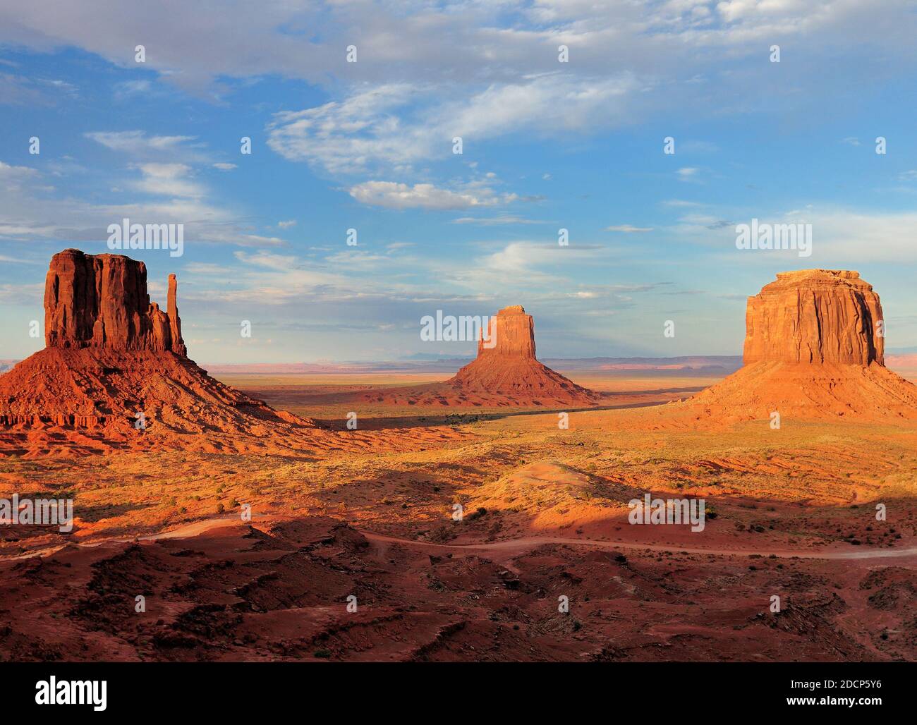 Blick auf die East Mitten Butte, Merrick Butte und West Mitten Butte im Monument Valley Arizona in der späten Nachmittagssonne an EINEM sonnigen Sommertag mit Stockfoto