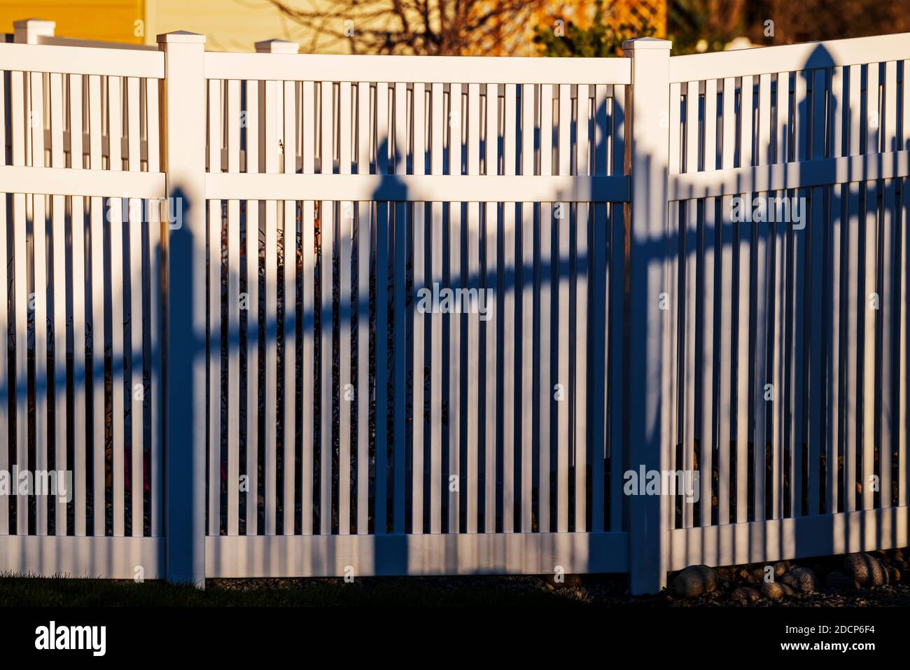 Weißer Vinyl-Pfostenstil Zaun und Schatten; Salida; Colorado; USA Stockfoto