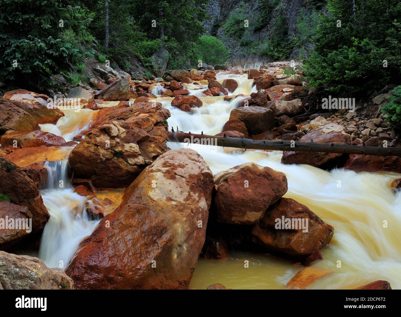 Langzeitbelichtung des fließenden Wassers eines Baches Am Million Dollar Highway Colorado an EINEM sonnigen Sommertag Stockfoto