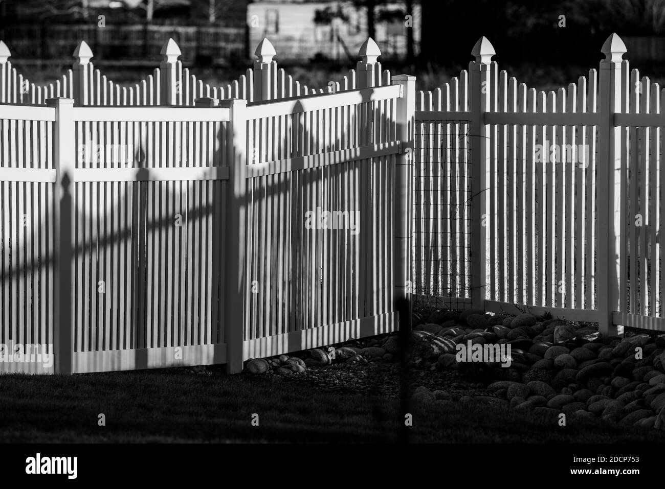 Schwarz-Weiß-Ansicht der weißen Vinyl-Pfostenstil Zaun und Schatten; Salida; Colorado; USA Stockfoto