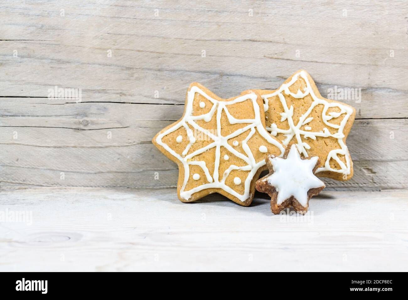 Lebkuchen und Zimtstern, dekorative Süßigkeiten für Weihnachten und Advent, hellgrauer Holzhintergrund mit Kopierfläche, ausgewählter Fokus, nar Stockfoto