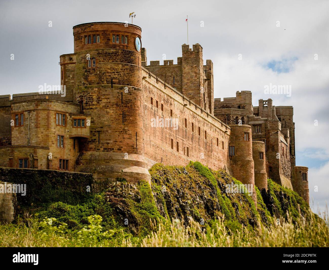 Bamburgh Castle, Northumberland, England. Alte Festung auf einem Hügel. Stockfoto