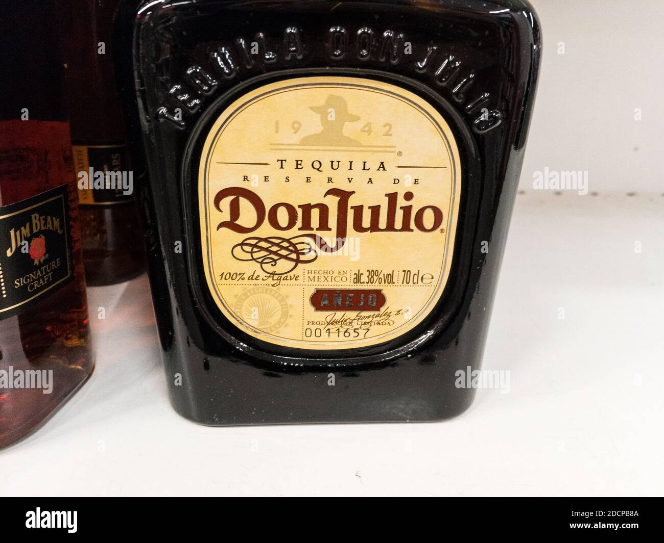 BELGRAD, SERBIEN - 1. NOVEMBER 2020: Tequila Don Julio Logo auf einer ihrer Flaschen. Don Julio ist eine mexikanische Marke von Tequila und anderen mexikanischen Alkoholen Stockfoto