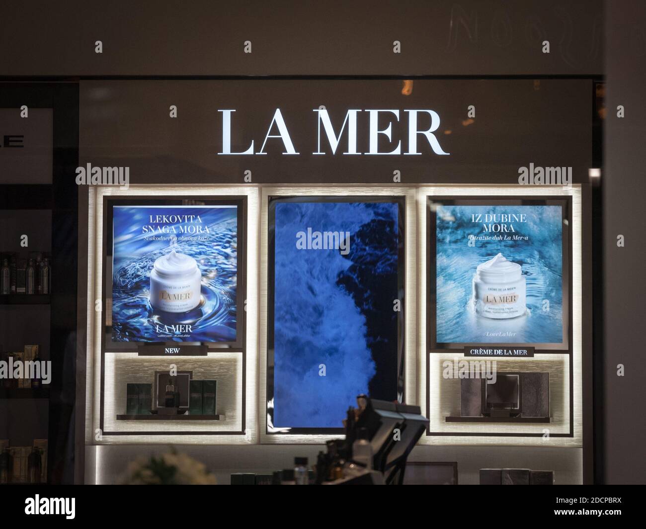 BELGRAD, SERBIEN - 17. SEPTEMBER 2020: La Mer Logo auf einem Regal der Produkte der Marke. La Mer gehört zu Estee Lauder und ist eine Kosmetik- und Hautpflegemarke Stockfoto