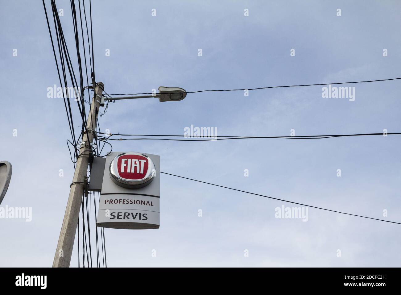 BELGRAD, SERBIEN - 26. MAI 2019: Fiat-Logo auf dem Hauptmarkt Belgrad. Fiat ist ein italienischer Automobil- und Automobilhersteller, der zu FCA g gehört Stockfoto