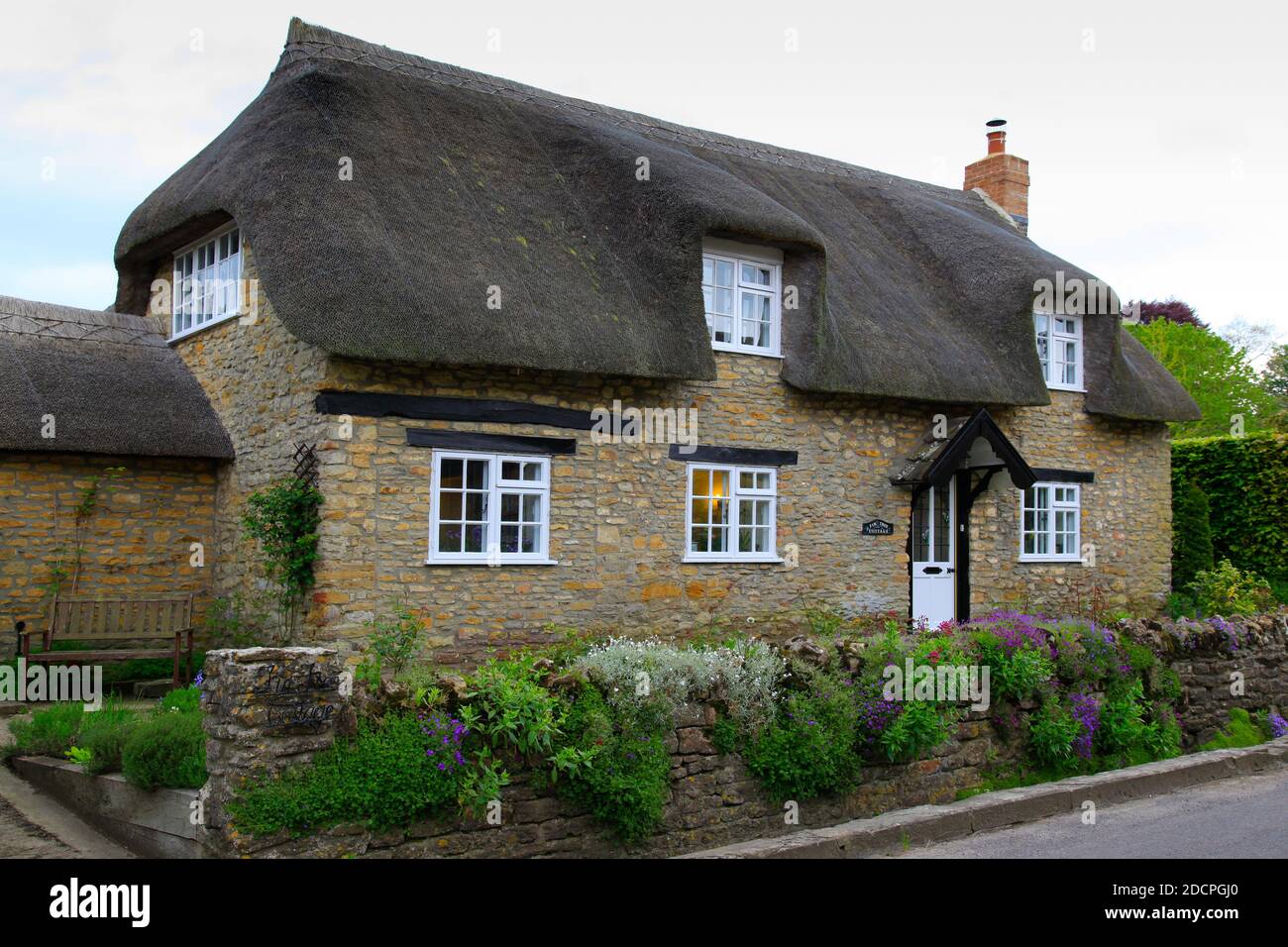 FIR Tree Cottage, ein historisch bedeutendes, schönes, aus Stein gebautes Haus mit Strohdach in East Coker, Somerset, England, UK Stockfoto