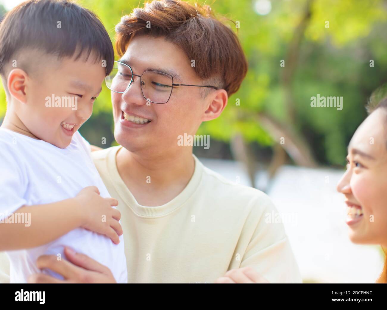 Porträt einer glücklichen asiatischen Familie im Park Stockfoto