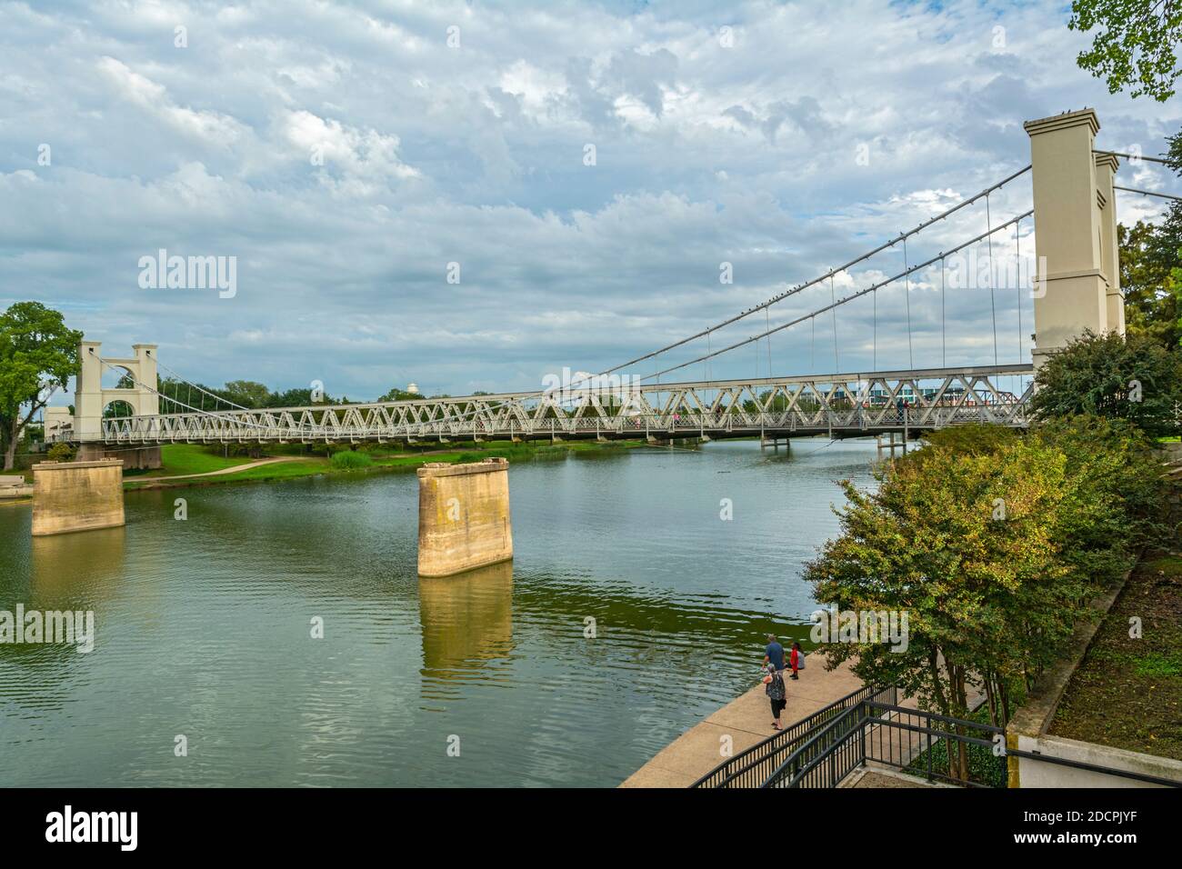 Texas, Waco, Riverwalk, Indian Spring Park, Suspension Briidge über Brazos River Stockfoto