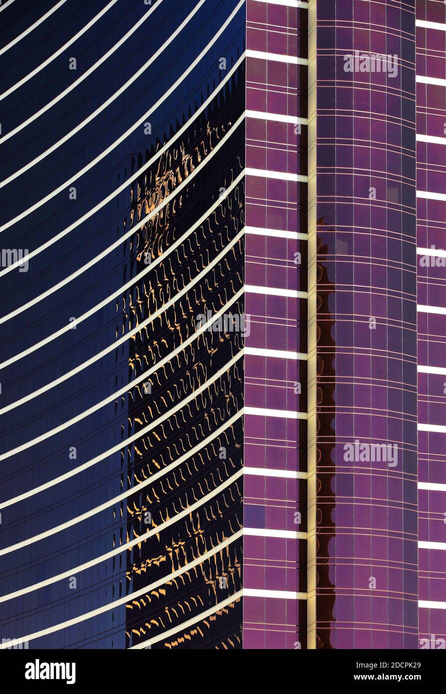 Moderne Architektur, vertikaler Panoramablick auf die spiegelnde Glaswand, Las Vegas, USA Stockfoto
