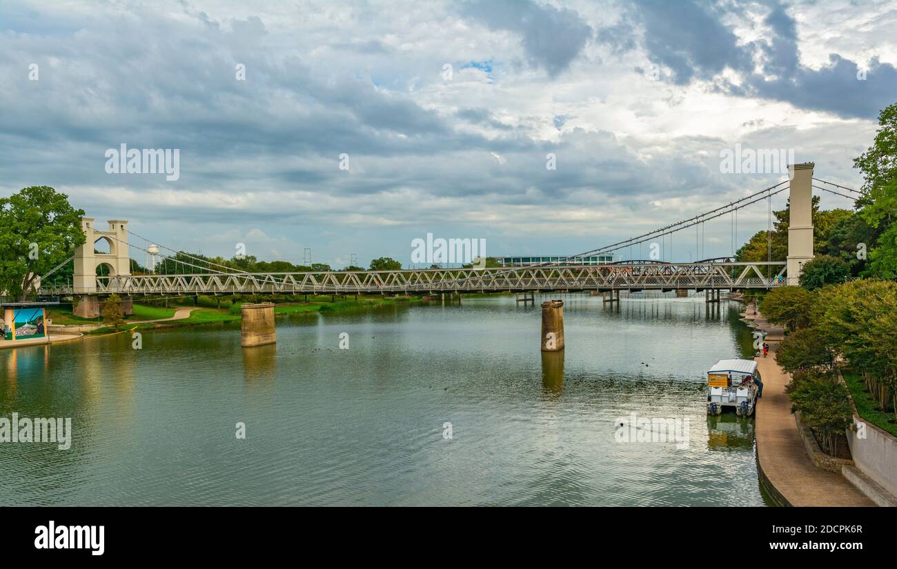 Texas, Waco, Riverwalk, Indian Spring Park, Suspension Briidge über Brazos River Stockfoto