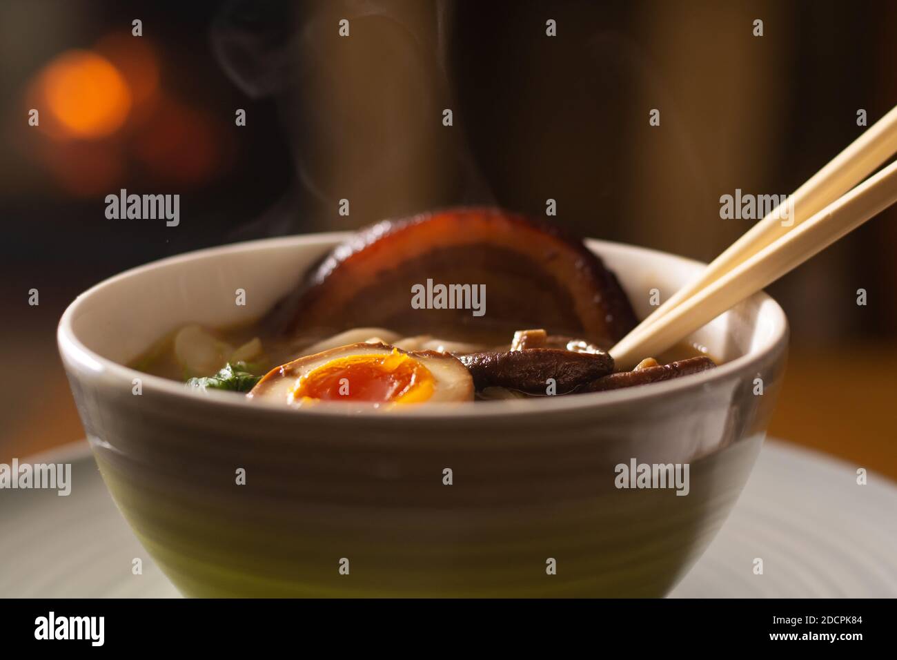 Japanische Ramen-Suppe mit Schweinefleisch (Chasu), mariniertem Ei, pak Choi, Shiitake, geräuchertem Tofu und Nudeln Stockfoto