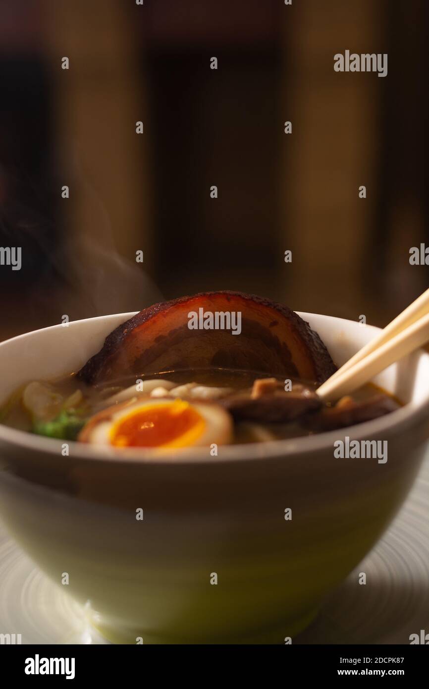 Japanische Ramen-Suppe mit Schweinefleisch (Chasu), mariniertem Ei, pak Choi, Shiitake, geräuchertem Tofu und Nudeln Stockfoto