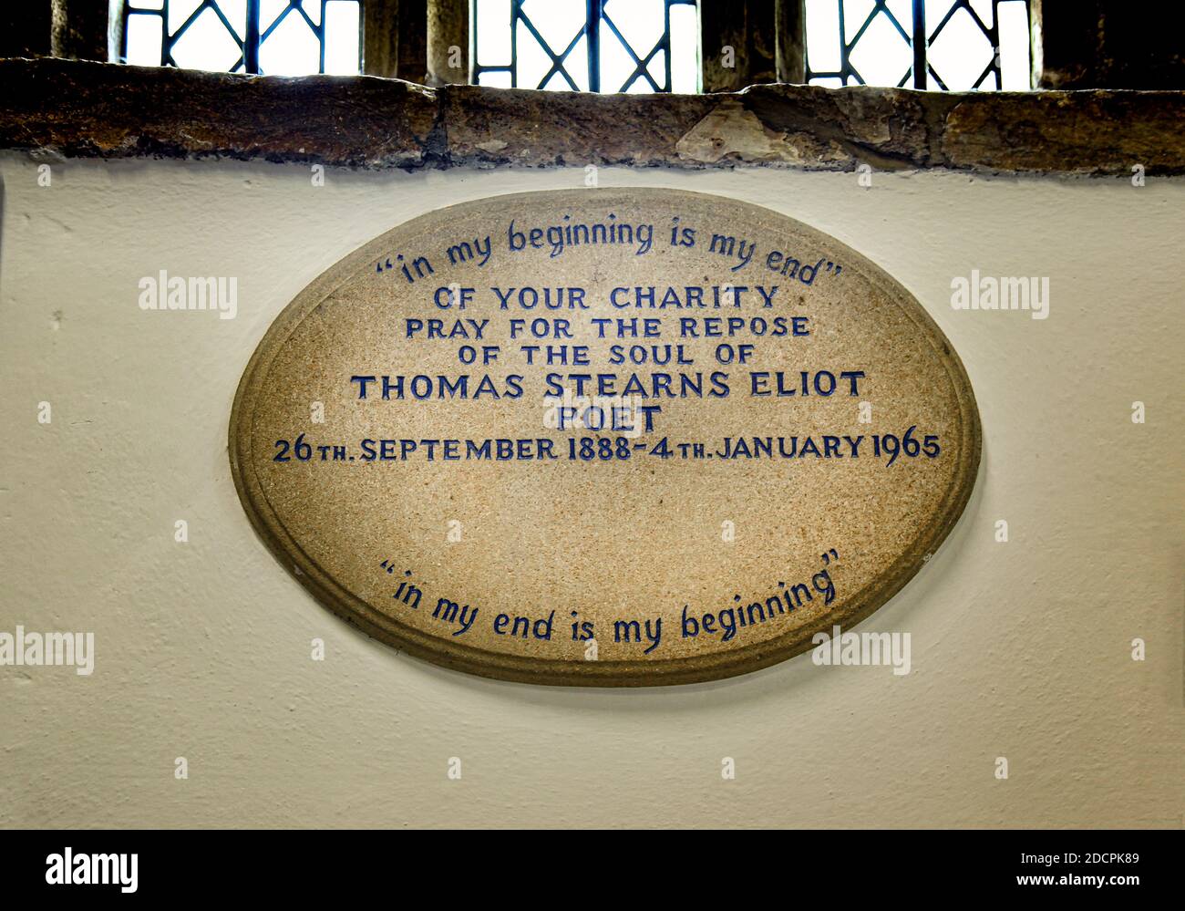 Eine Gedenktafel aus Granit für den Dichter TS Eliot in der St. Michael's and All Angeles Church in East Coker, Somerset, England Stockfoto