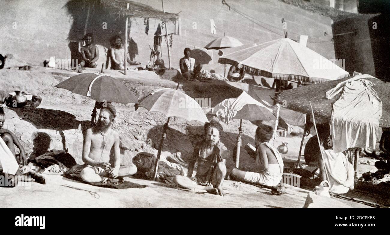 Sadhus-religiöse Bettelmönder in Benares. Sadhus, auch buchstabiert saddhus, sind fromme Asketen, Bettelmörder oder irgendwelche heiligen Leute im Hinduismus und Jainism, die das worldly Leben verzichtet haben. Sie werden manchmal alternativ als Yogi, Sannyasi oder vairagi bezeichnet. Benares, auch bekannt als Varanasi, ist eine Stadt am Ufer des Flusses Ganges in Uttar Pradesh, Indien. Eine große religiöse Nabe in Indien, ist es die heiligste der sieben heiligen Städte (Sapta Puri) im Hinduismus und Jainismus. Benares spielte auch eine wichtige Rolle bei der Entwicklung des Buddhismus und der Ravidassia. Stockfoto