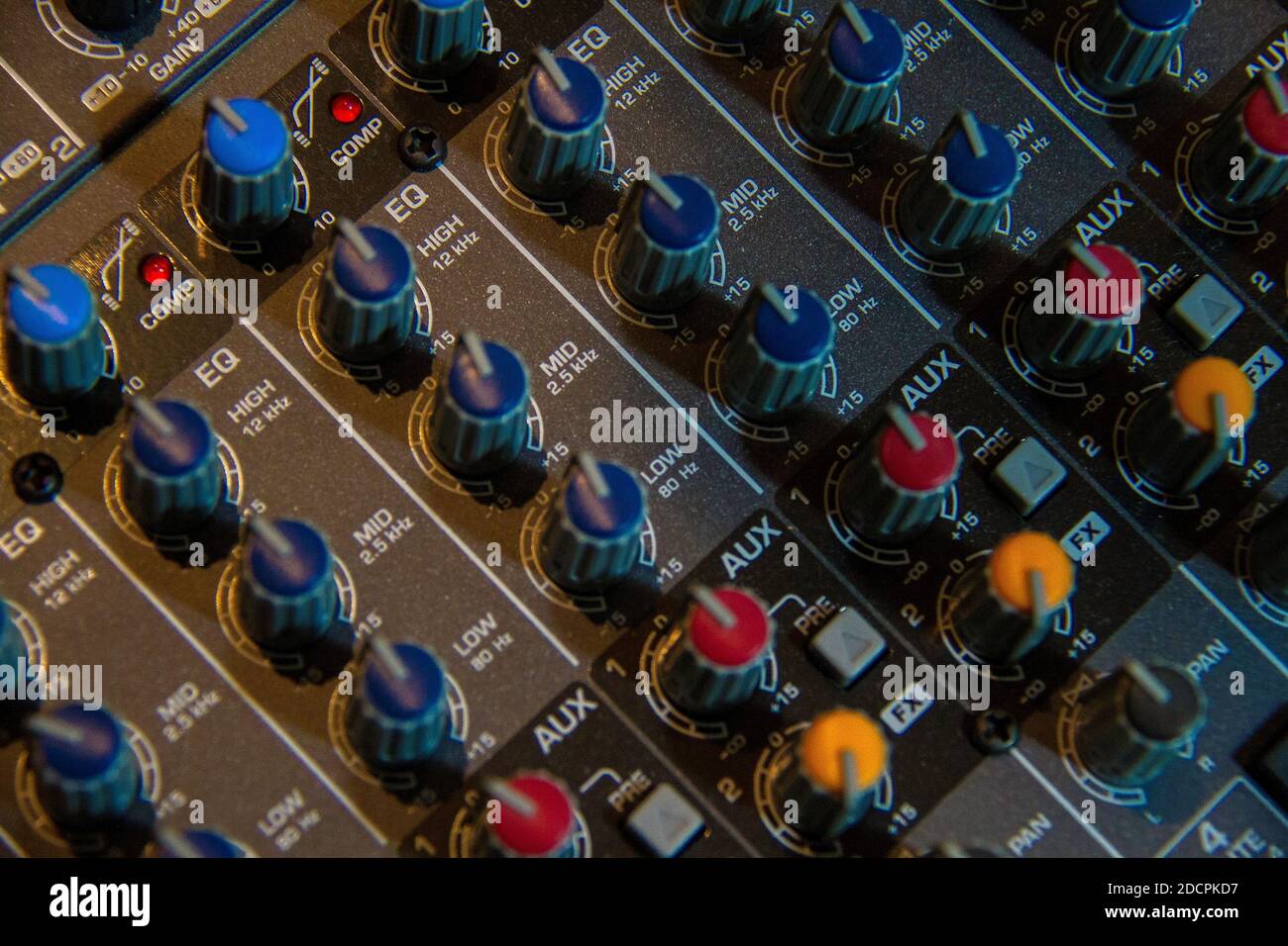 High-Angle-Aufnahme von EQ-Reglern auf einem Audio-Mixer. Stockfoto