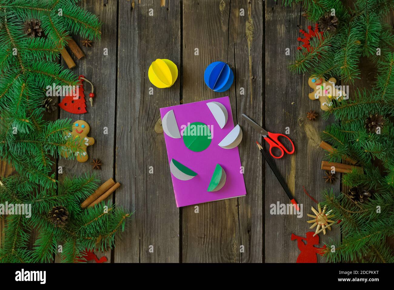 DIY Weihnachten und glückliches Neues Jahr Grußkarte auf einem Holztisch mit Ästen.Weihnachten instructions.decorations.Children's Kreativität. Stockfoto
