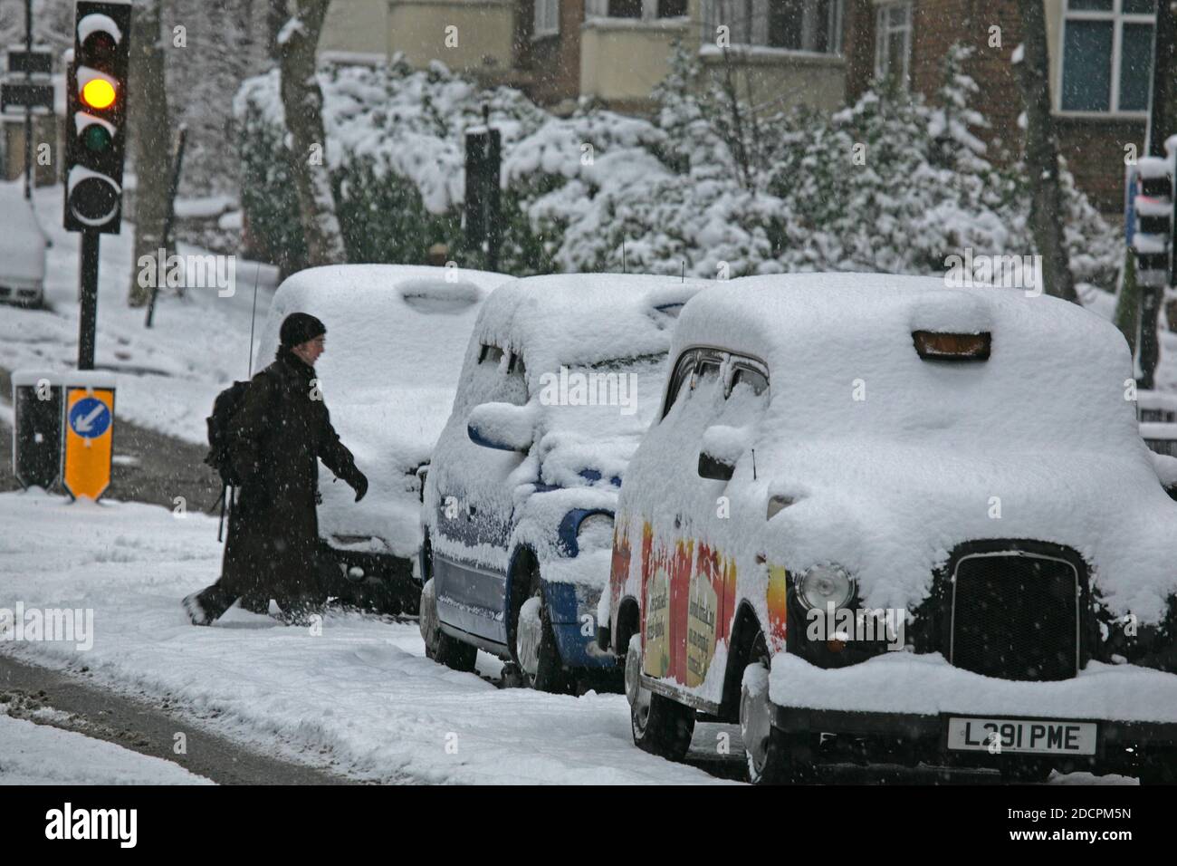 Taxis sind mit Schnee bedeckt, nachdem am 1. Februar 2009 in und um London über Nacht schwerer Schnee gefallen ist, was Verkehrschaos und Pendlerelbeselung auf dem verursacht Stockfoto