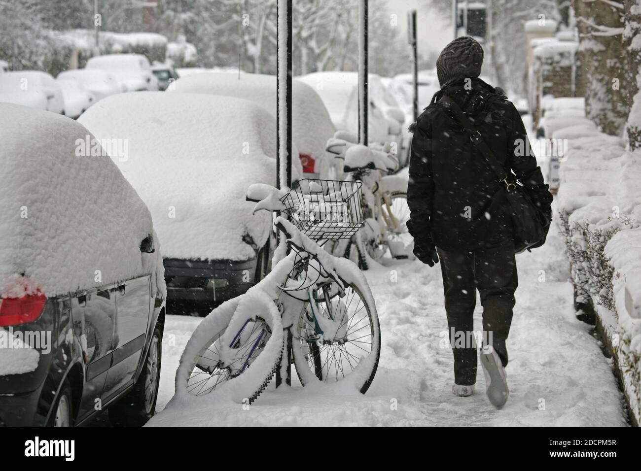 Fahrräder sind mit Schnee bedeckt, nachdem am 1. Februar 2009 in und um London über Nacht starker Schnee gefallen ist, was Verkehrschaos und Pendlerelmiserleben auf t verursacht Stockfoto