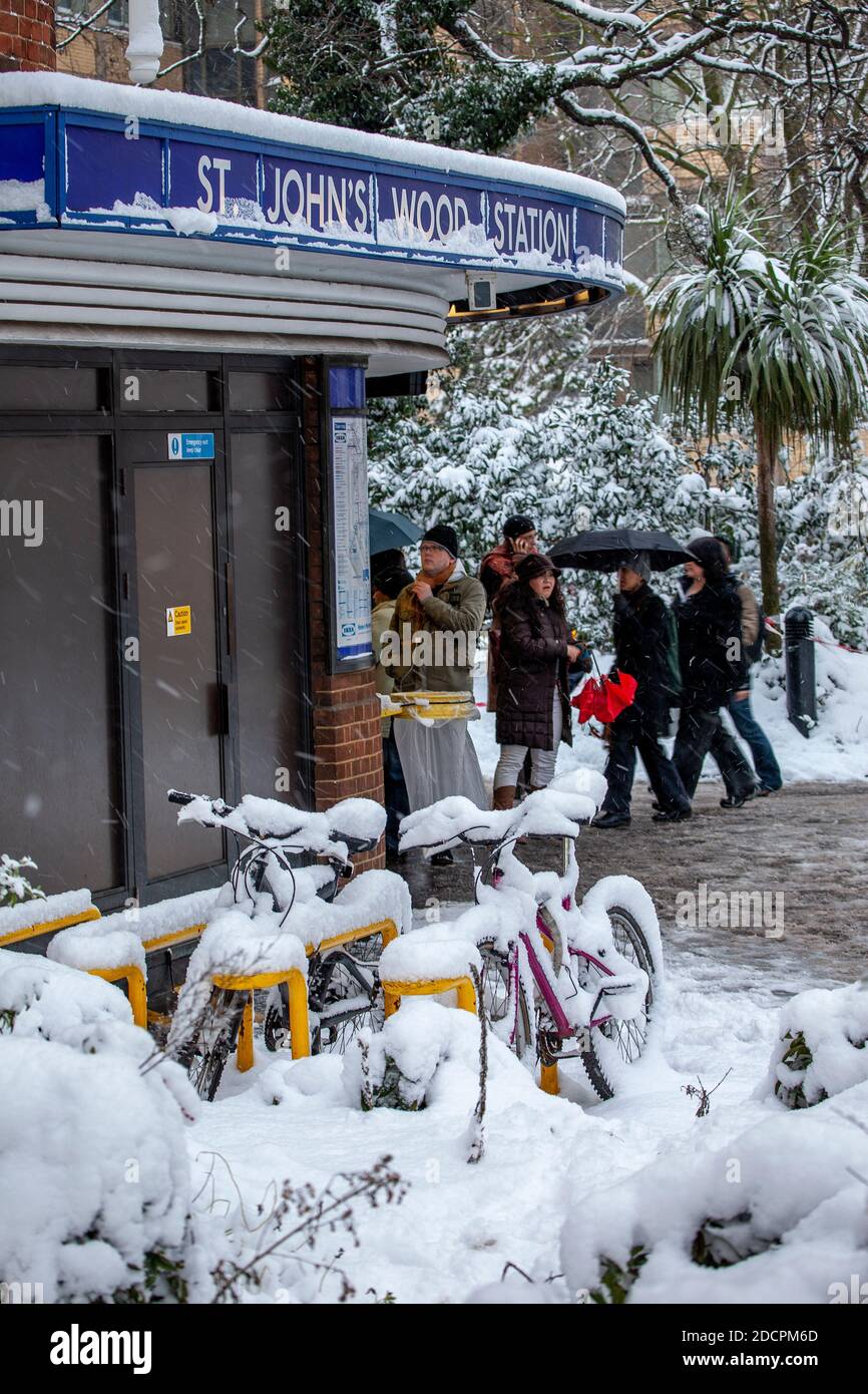 Die Fahrräder sind vor der U-Bahn-Station St johns Wood verschneit, nachdem am 1. Februar 2009 in und um London, Caus, schwerer Schnee gefallen ist Stockfoto