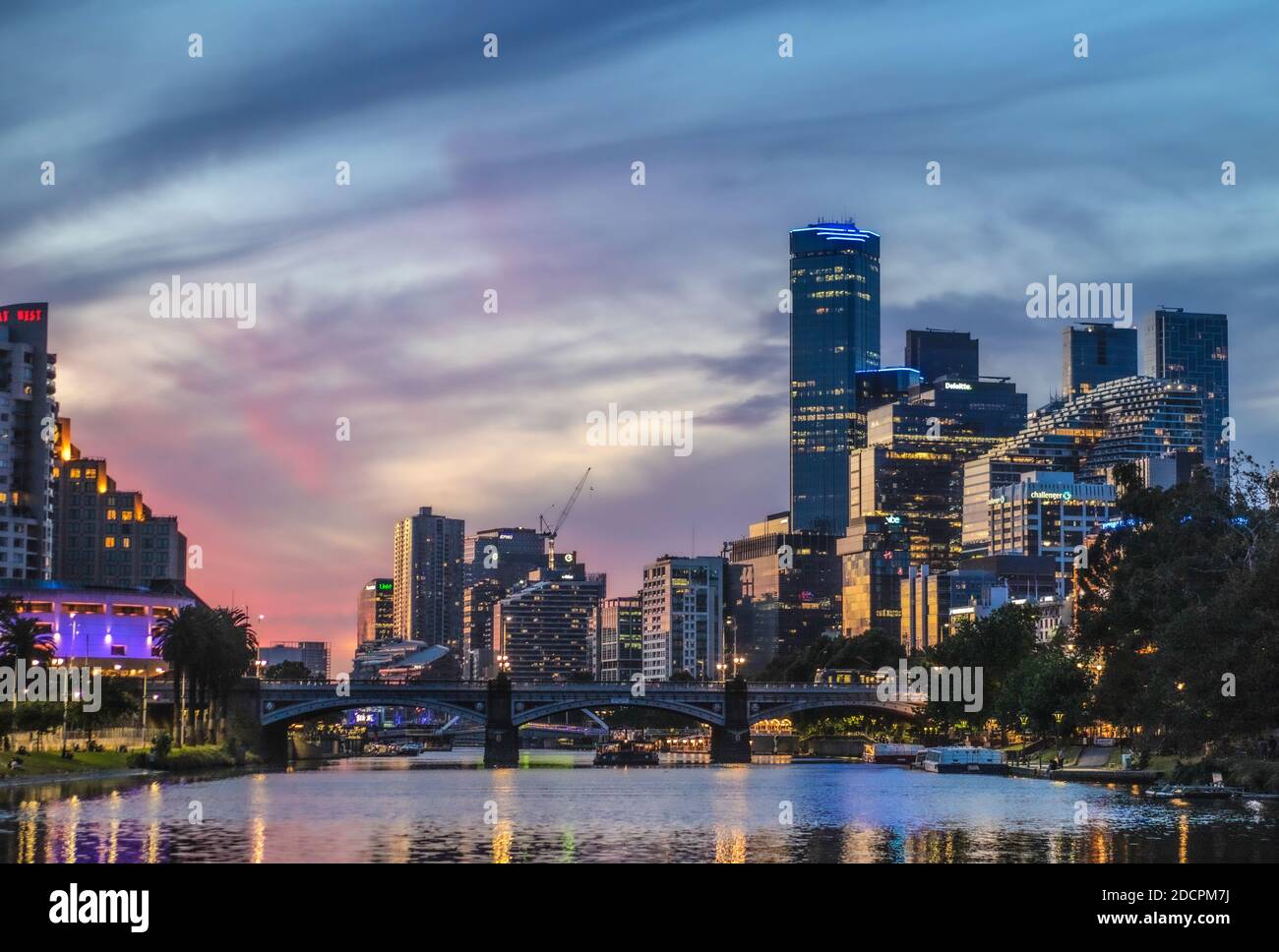 Melbourne Australien , Dämmerung in Melbourne entlang des Yarra River. Stockfoto