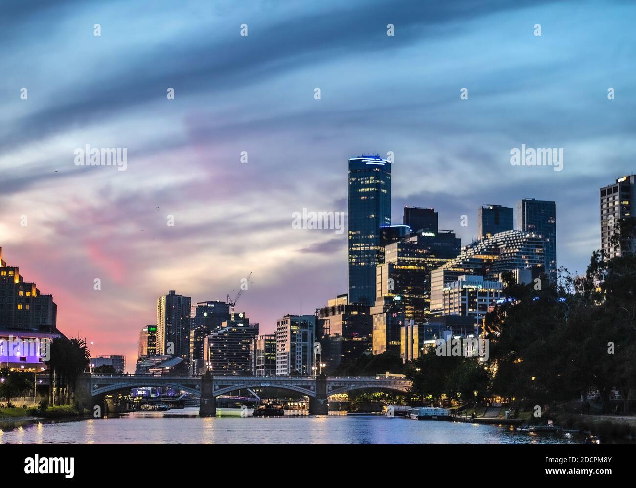 Melbourne Australien , Dämmerung in Melbourne entlang des Yarra River. Stockfoto