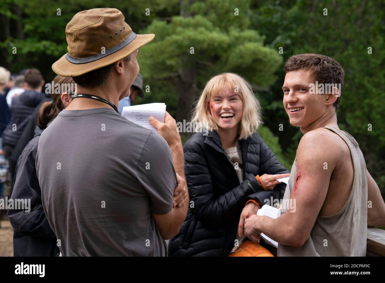 VERÖFFENTLICHUNG: 22. Januar 2021 TITEL: Chaos Walking STUDIO: Lionsgate REGIE: Doug Liman PLOT: Eine dystopische Welt, in der es keine Frauen gibt und alle Lebewesen die Gedanken der anderen in einem Strom von Bildern, Worten und Geräuschen hören können, die als Rauschen bezeichnet werden. MIT Regisseur DOUG LIMAN, DAISY RIDLEY, TOM HOLLAND am Set. (Bild: © Lionsgate/Entertainment Pictures) Stockfoto